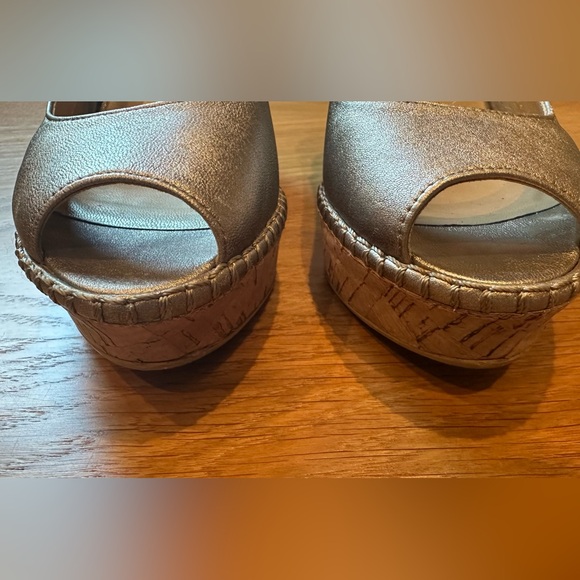 🖤 STUART WEITZMAN Brushed Gold Leather Wedge 🖤 - Picture 3 of 10